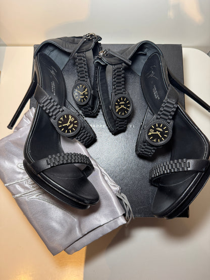 Giuseppe Zanotti × Christian
Cowan 2019 Runway Watch (40)